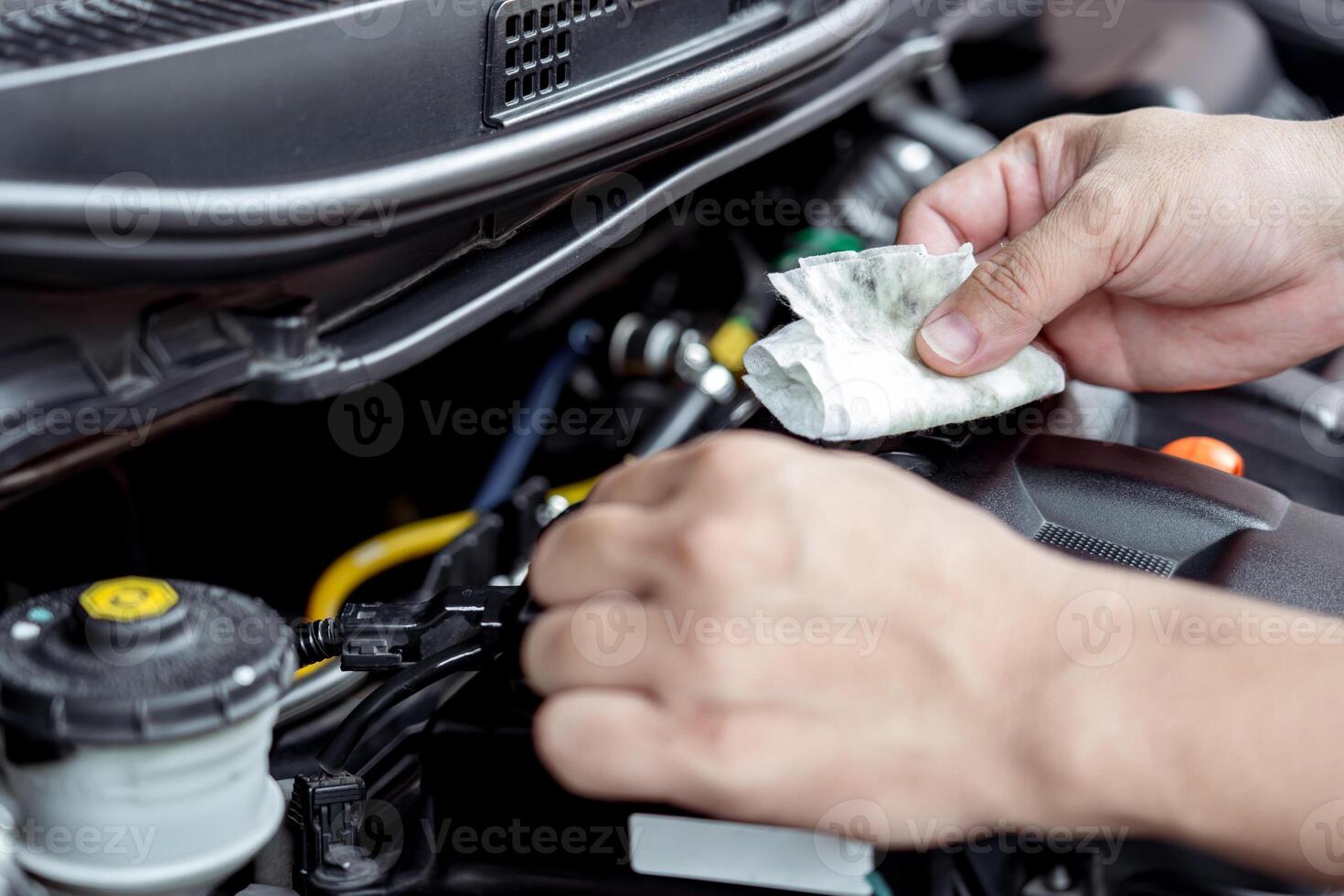 casa serviço carro conceito uma homem usar pano limpeza motor óleo mancha e aberto a óleo boné do motor motor básico verificação e manutenção conceito foto