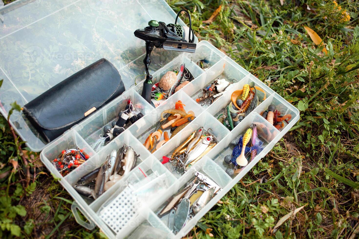 pescaria engrenagem dentro organizador, caixa. vários iscas para predatório peixe. artificial peixe para gancho. pesos. pescaria hobbies, ar livre. multicolorido foto