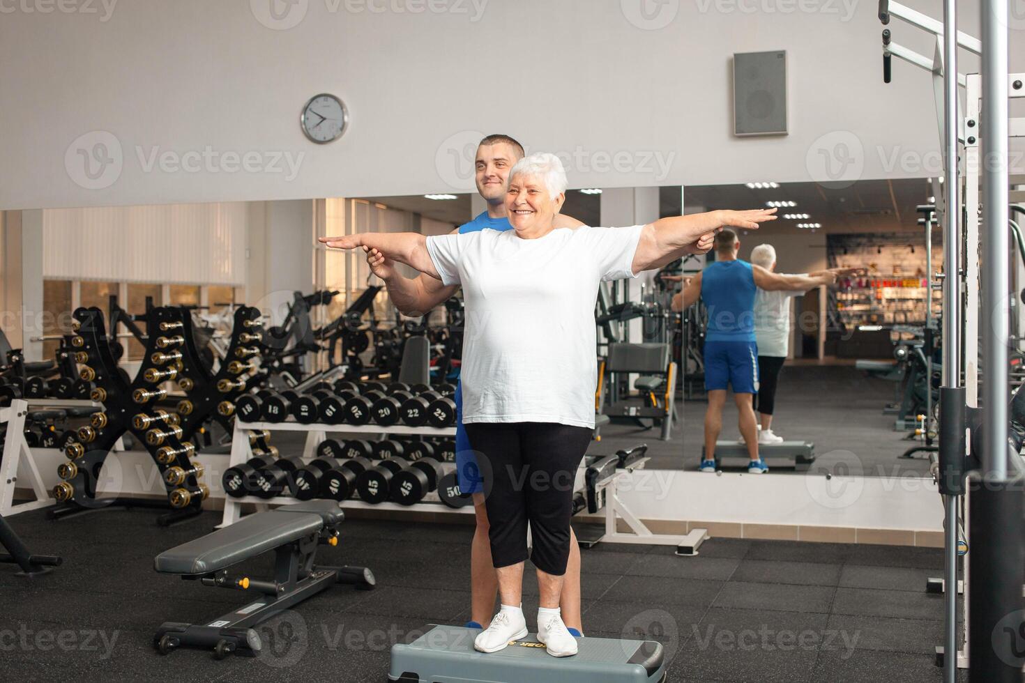 a idosos pensionista tocam Esportes dentro a Academia foto