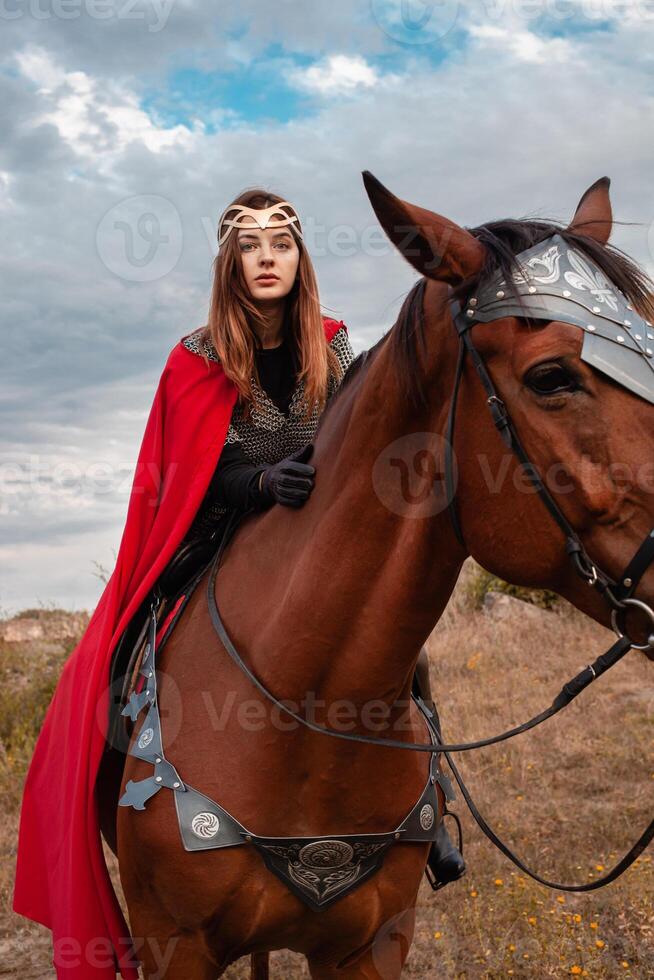 uma menina em a cavalo contra a céu. uma lindo mulher dentro a traje do a Guerreiro rainha. foto