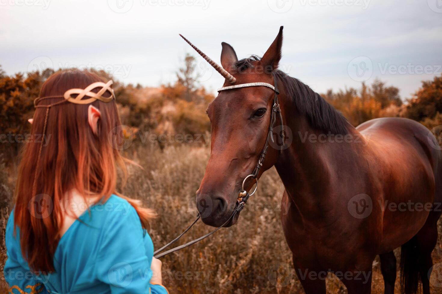 lindo jovem fêmea duende com grandes Sombrio ondulado cabelo acariciando dela cavalo em repouso dentro a madeiras floresta ninfa acariciando dela cavalo Cuidado animal amor animais harmonia carinhoso proprietário □ Gentil criatura mito foto