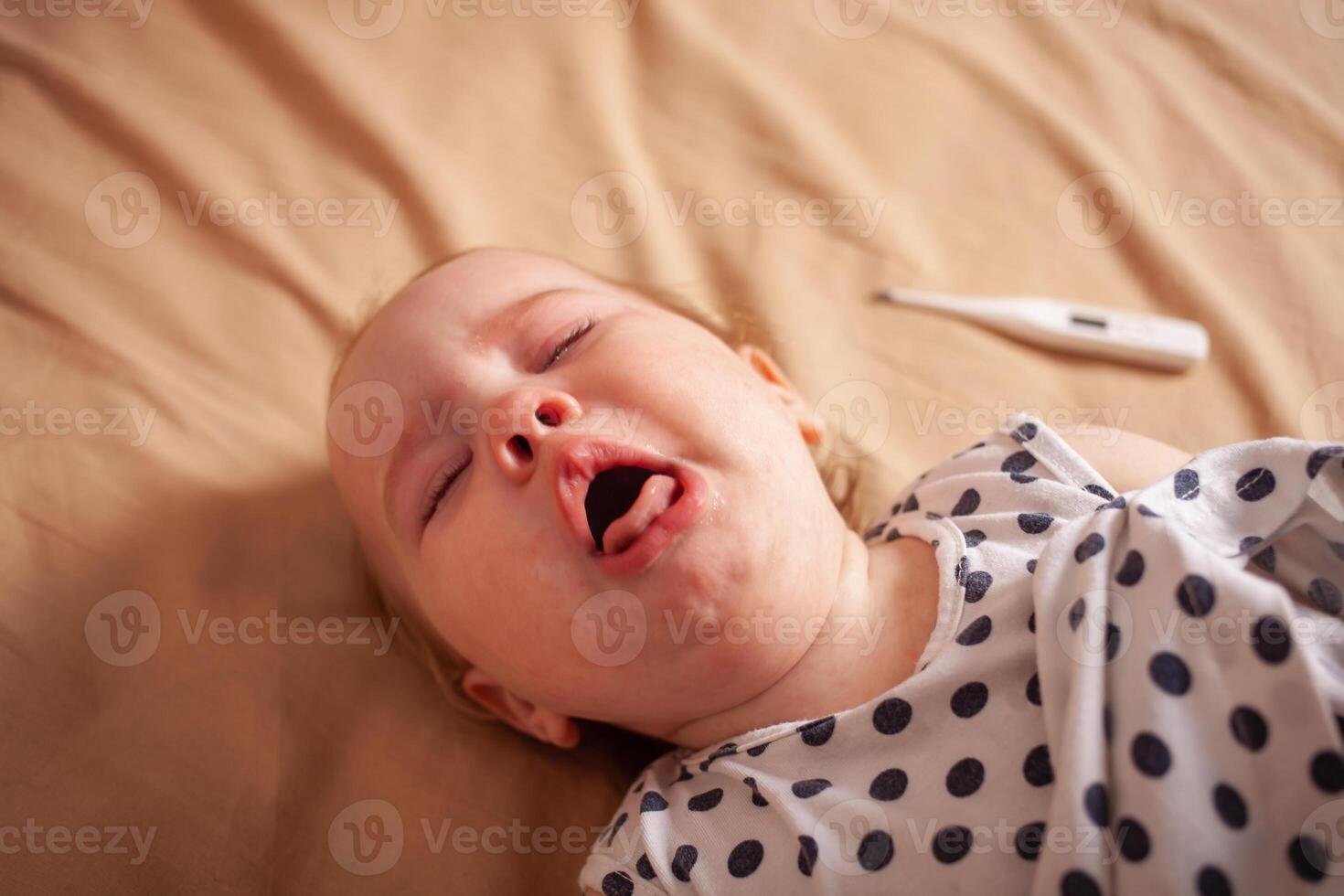 homem verificação dela doente da filha temperatura foto