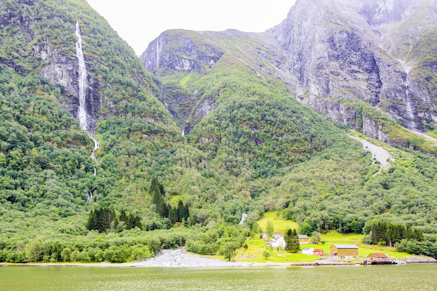 bela montanha norueguesa e paisagem do fiorde, aurlandsfjord sognefjord na noruega. foto