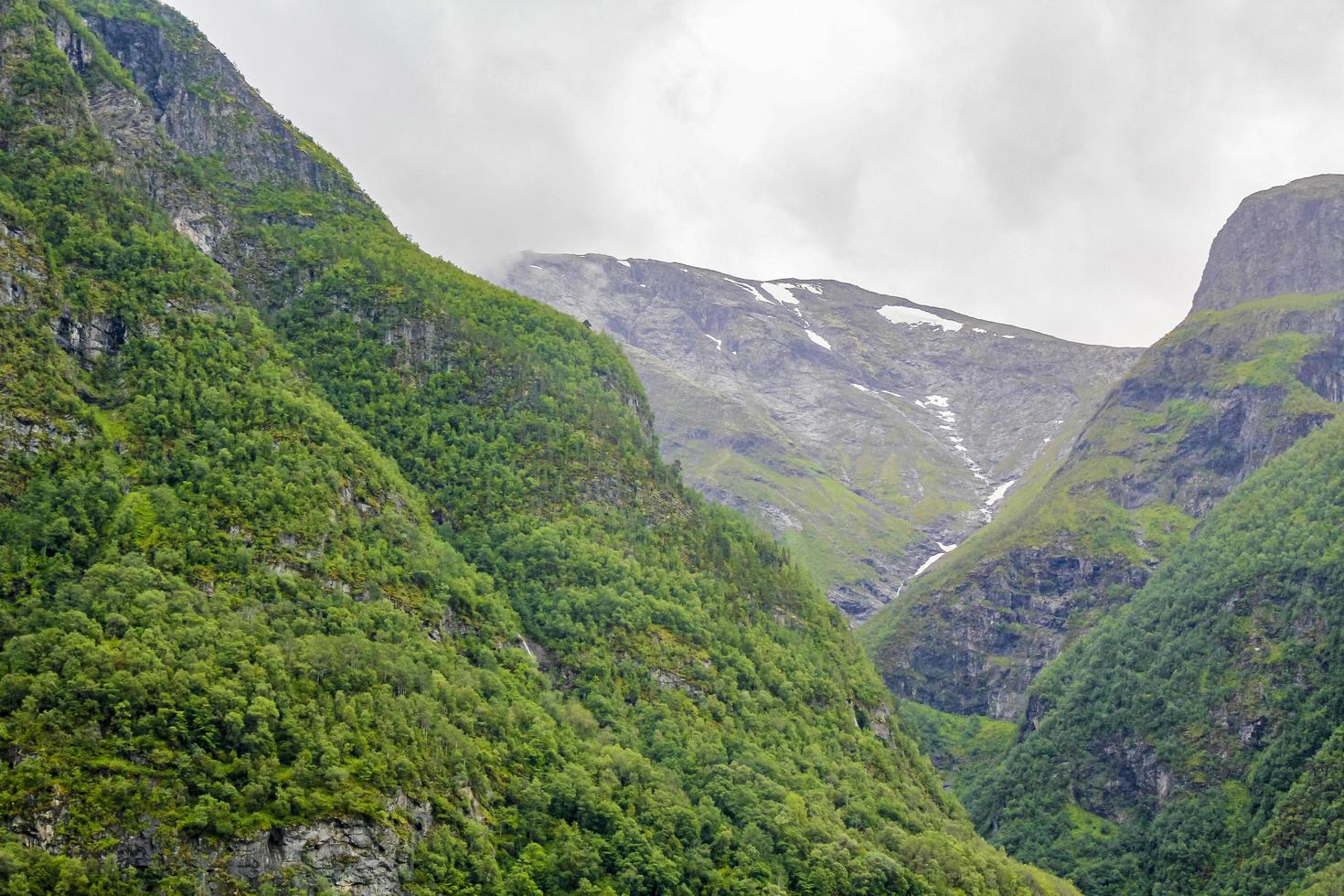 neve da bela montanha norueguesa e paisagem do fiorde, sognefjord na noruega. foto