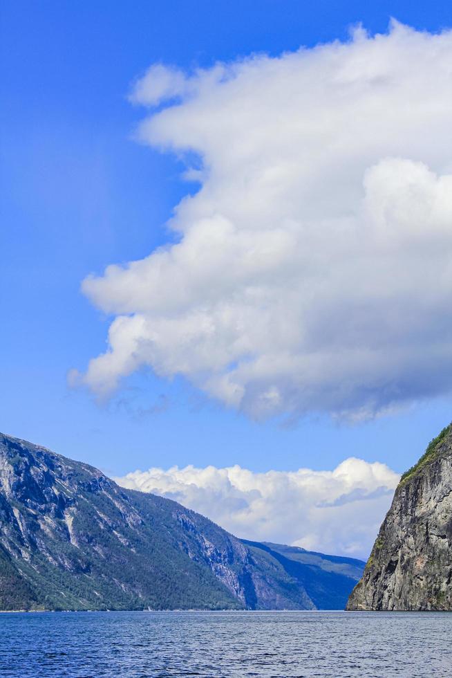 bela montanha norueguesa e paisagem do fiorde, aurlandsfjord sognefjord na noruega. foto