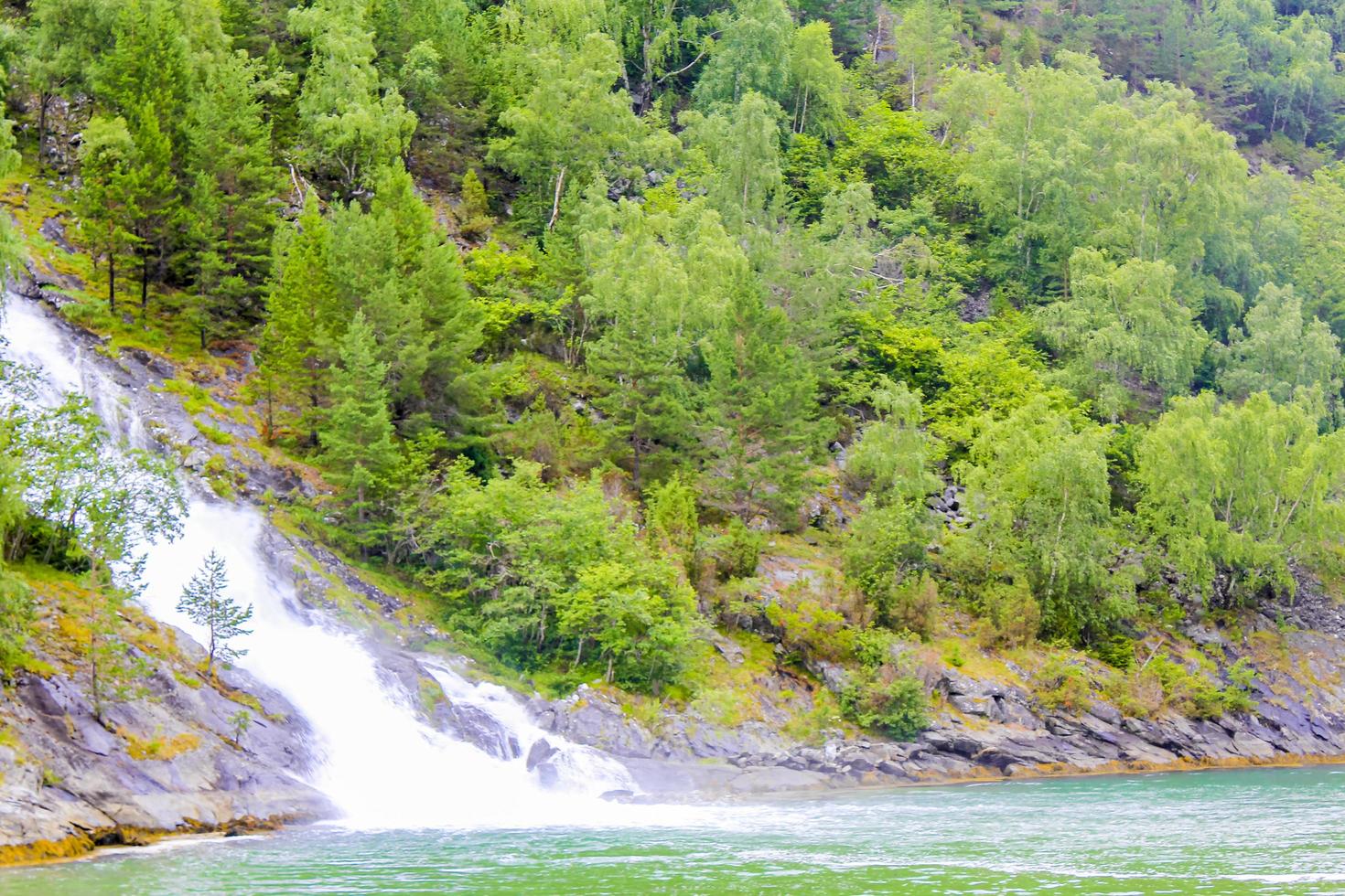 cachoeira em aurlandsfjord aurland sognefjord na noruega. foto