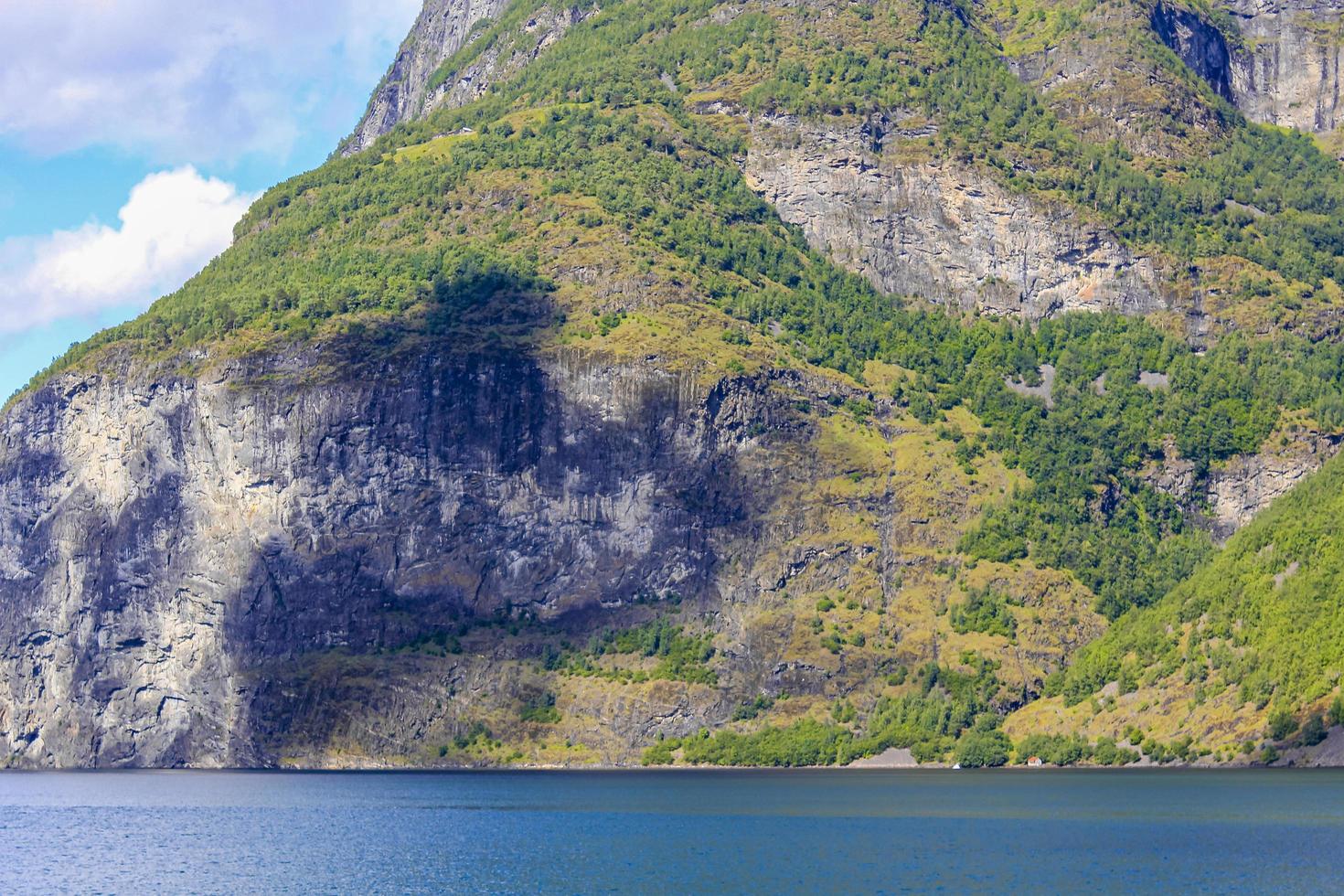 bela montanha norueguesa e paisagem do fiorde, aurlandsfjord sognefjord na noruega. foto