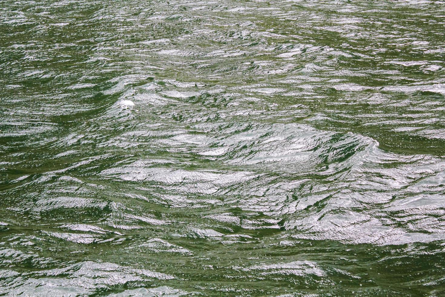 água turquesa verde com ondas. textura de cima, sognefjord noruega. foto