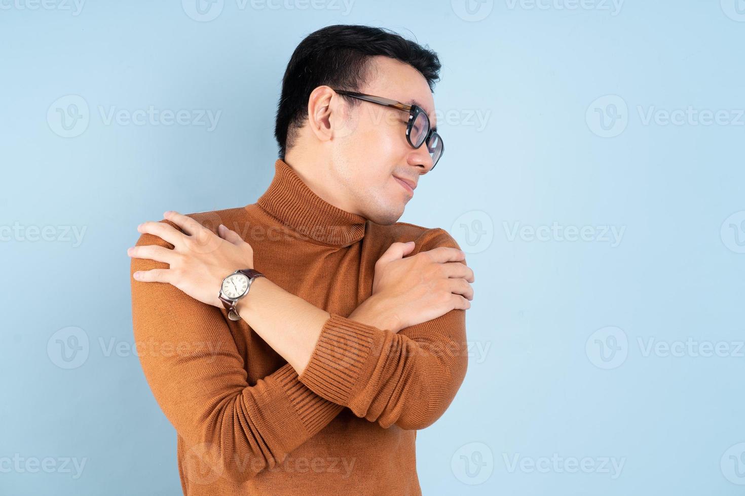 homem asiático posando em fundo azul foto