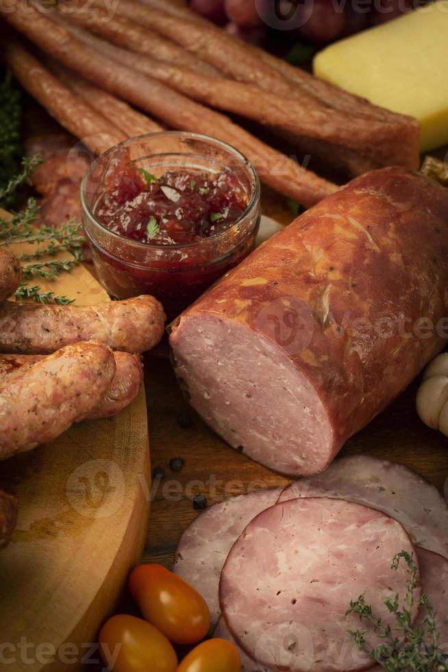 mesa de buffet europeu com seleção de frios, linguiça e presunto foto