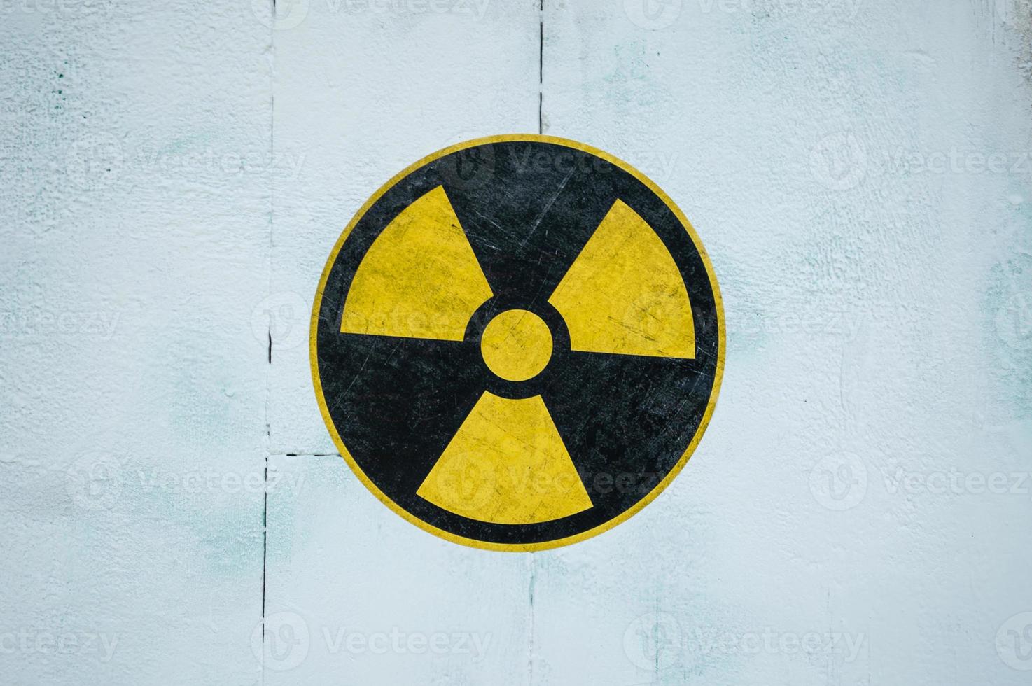 símbolo amarelo de radioatividade na zona de exclusão de Chernobyl na Ucrânia foto