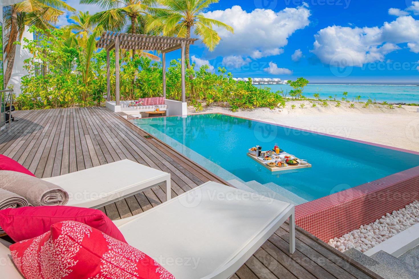 café da manhã na piscina, café da manhã flutuante em luxuoso resort tropical. mesa relaxante na água calma da piscina, saudável café da manhã fruta prato hotel resort piscina. casal tropical praia luxo estilo de vida foto