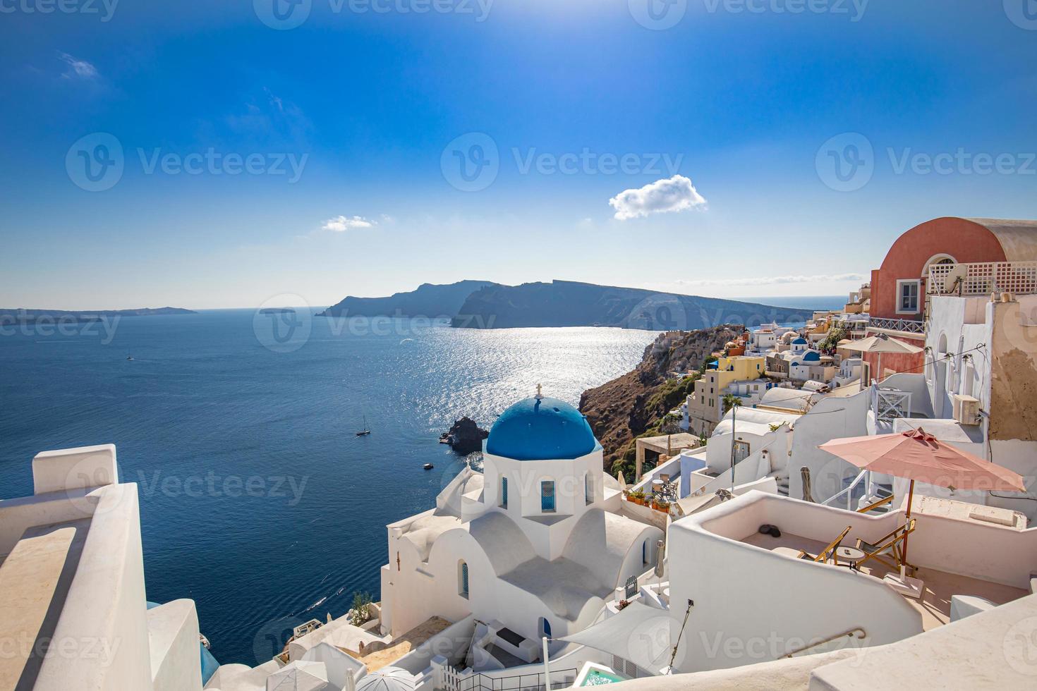 ilha de santorini, grécia. paisagem de verão incrivelmente romântica em santorini. aldeia oia na luz da manhã. vista incrível com casas brancas. ilha dos amantes, conceito de fundo de férias e viagens foto