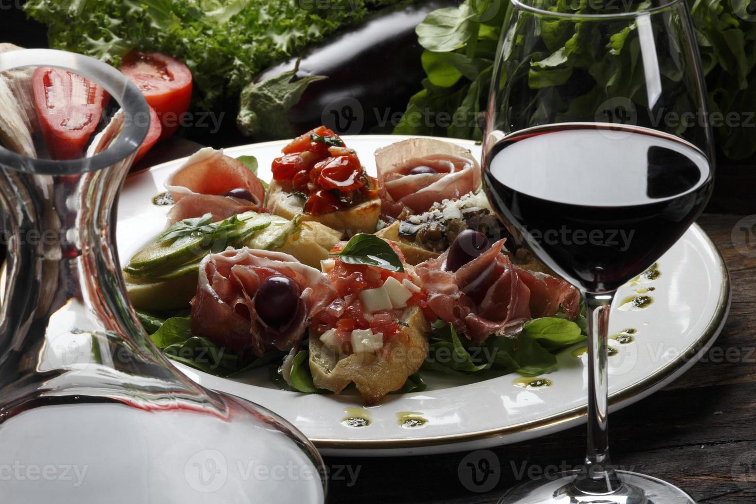 pão de salada e vinho tinto foto