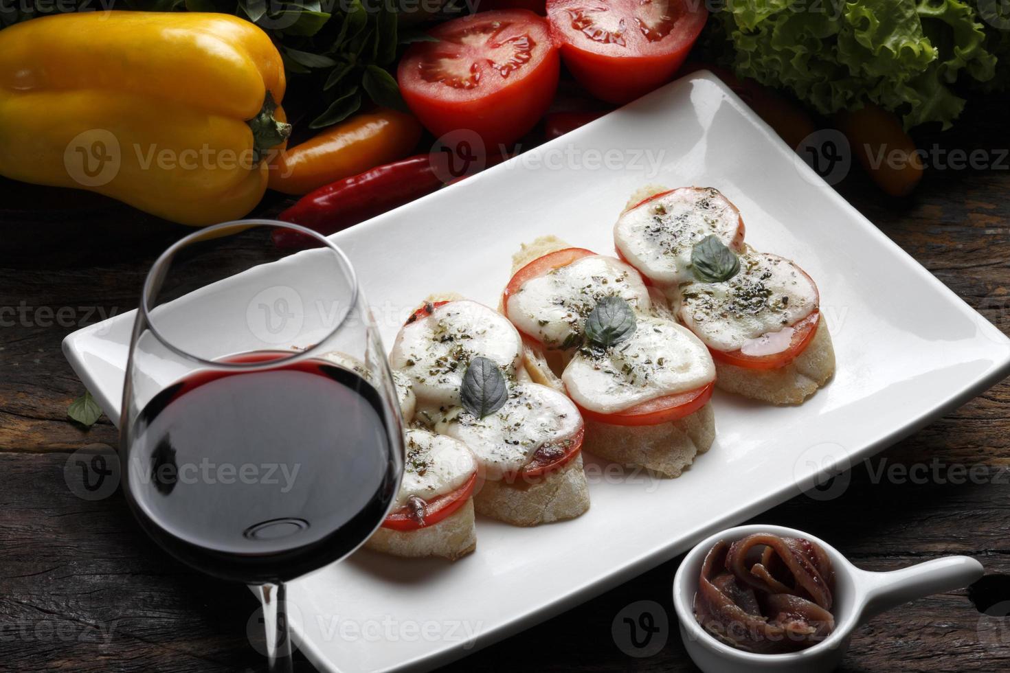 bruschetta é um antepasto italiano feito de pão, que é grelhado com azeite de oliva. foto