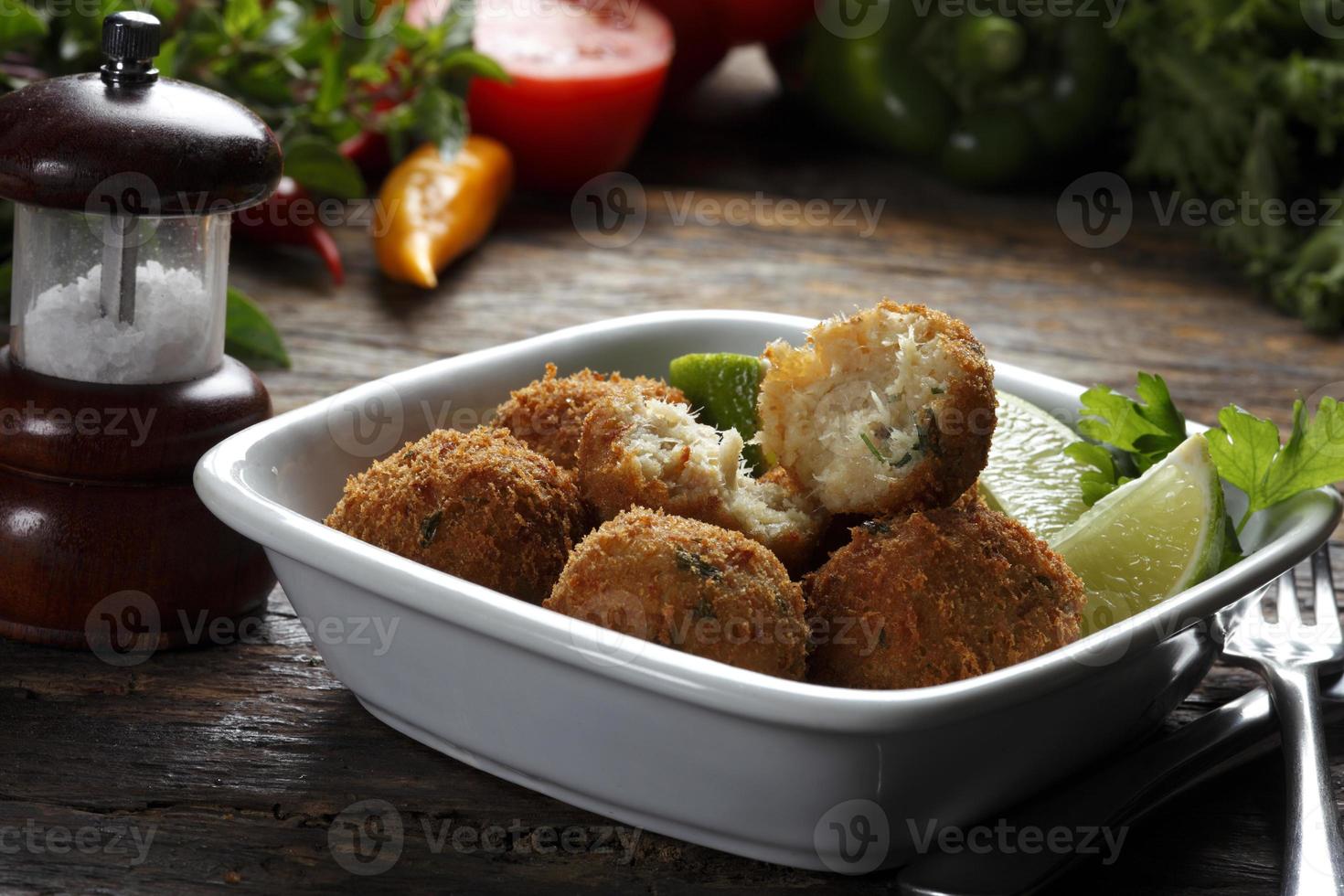 comida de bolo de bacalhau foto