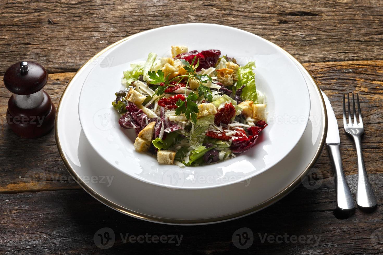 salada de tomate seco, pão e vinho tinto foto