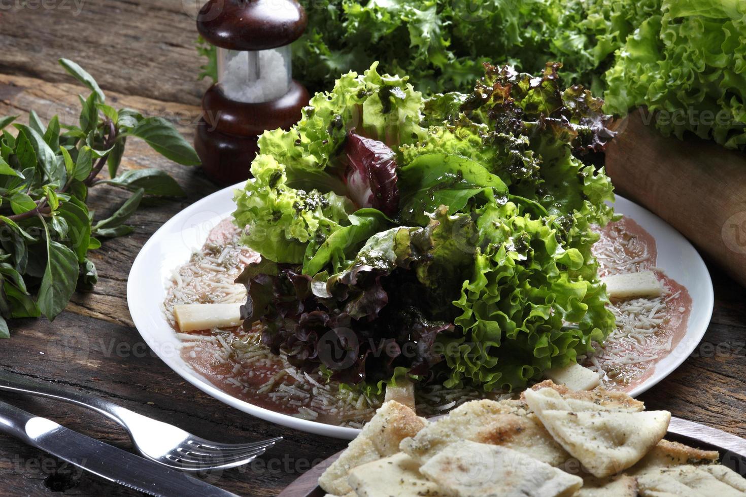 carpaccio, alface, comida parmesão foto