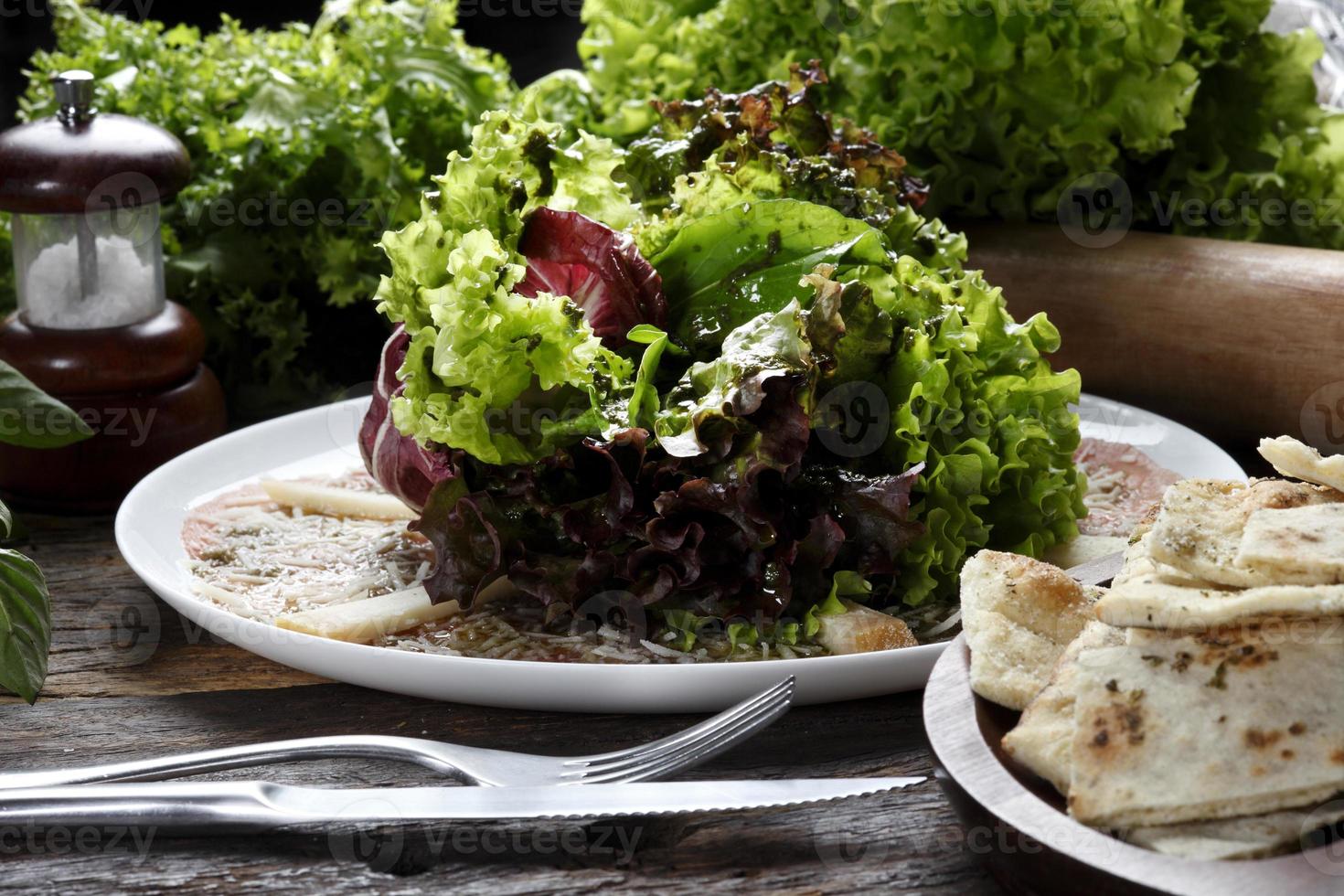 carpaccio com salada de alface foto