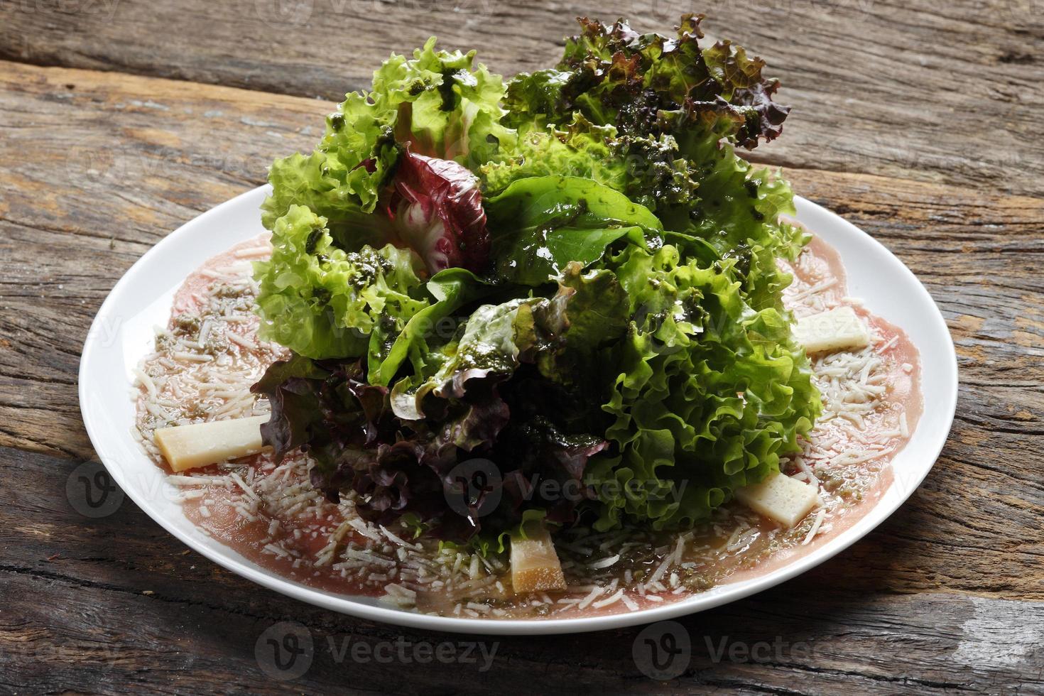 carpaccio com salada de alface foto