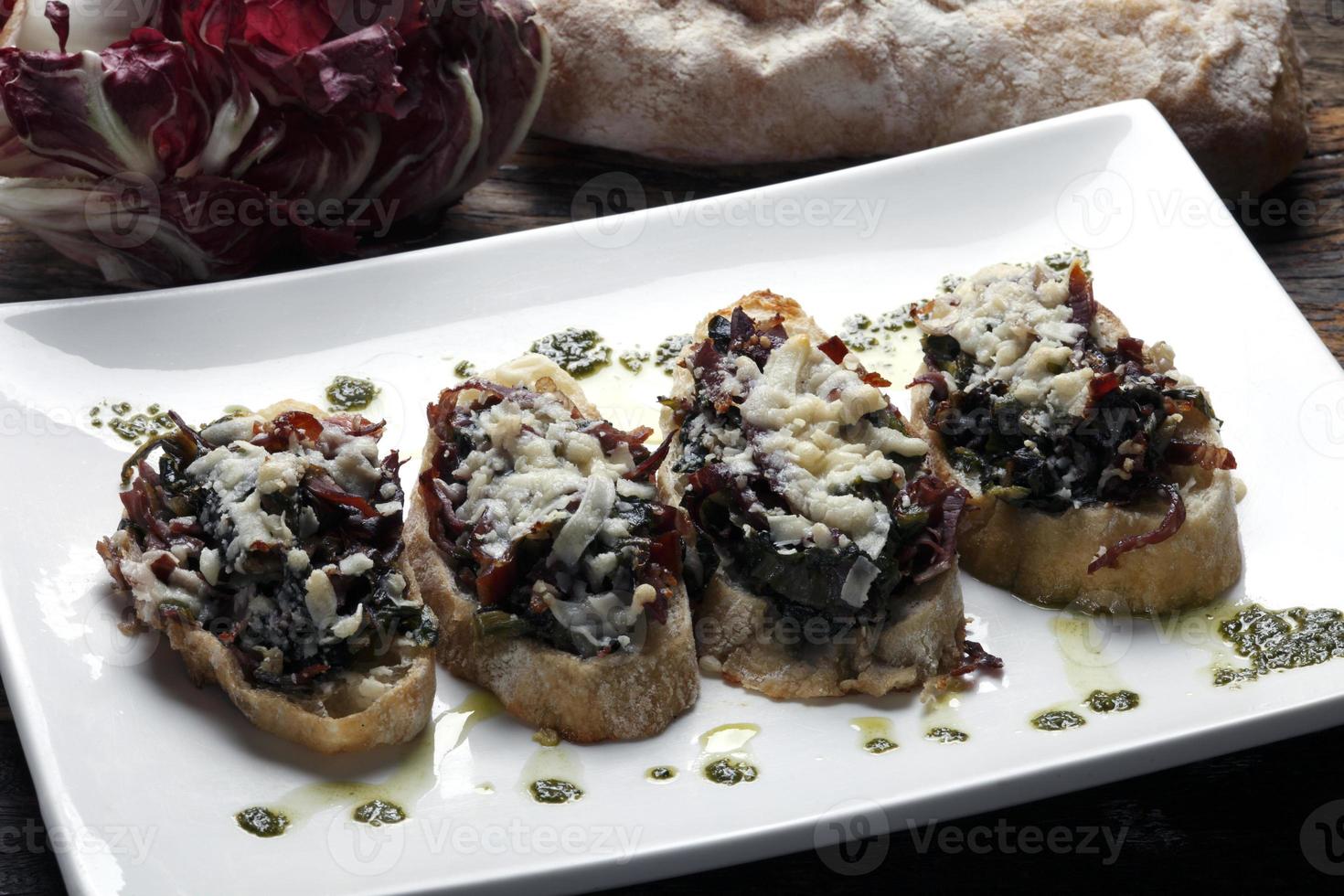 bruschetta é um antepasto italiano feito de pão, que é grelhado com azeite de oliva. foto