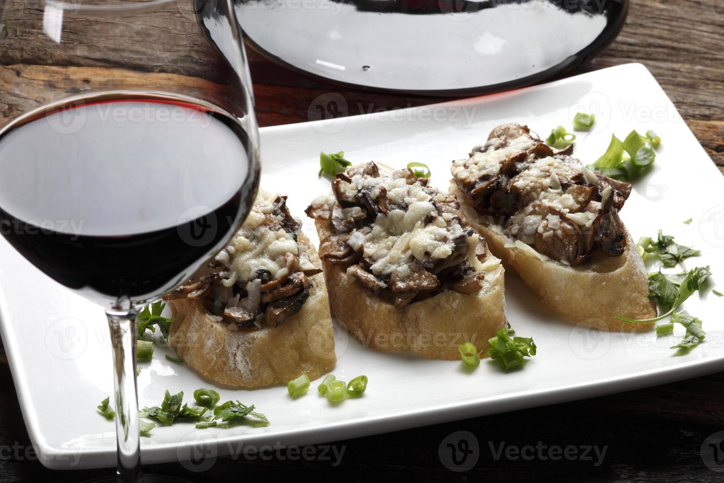 bruschetta é um antepasto italiano feito de pão, que é grelhado com azeite de oliva. foto