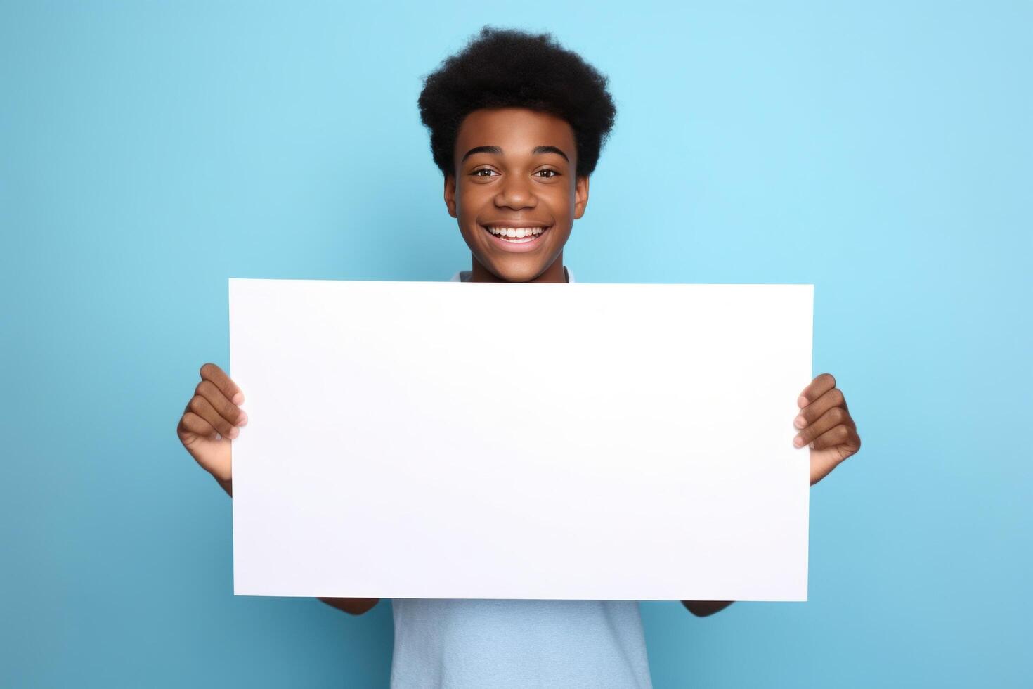 ai gerado homem segurando em branco placa em azul fundo feliz sorridente foto