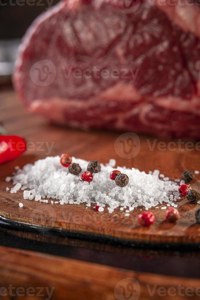 sal parrilla e especiarias na tábua de madeira - closeup. foto