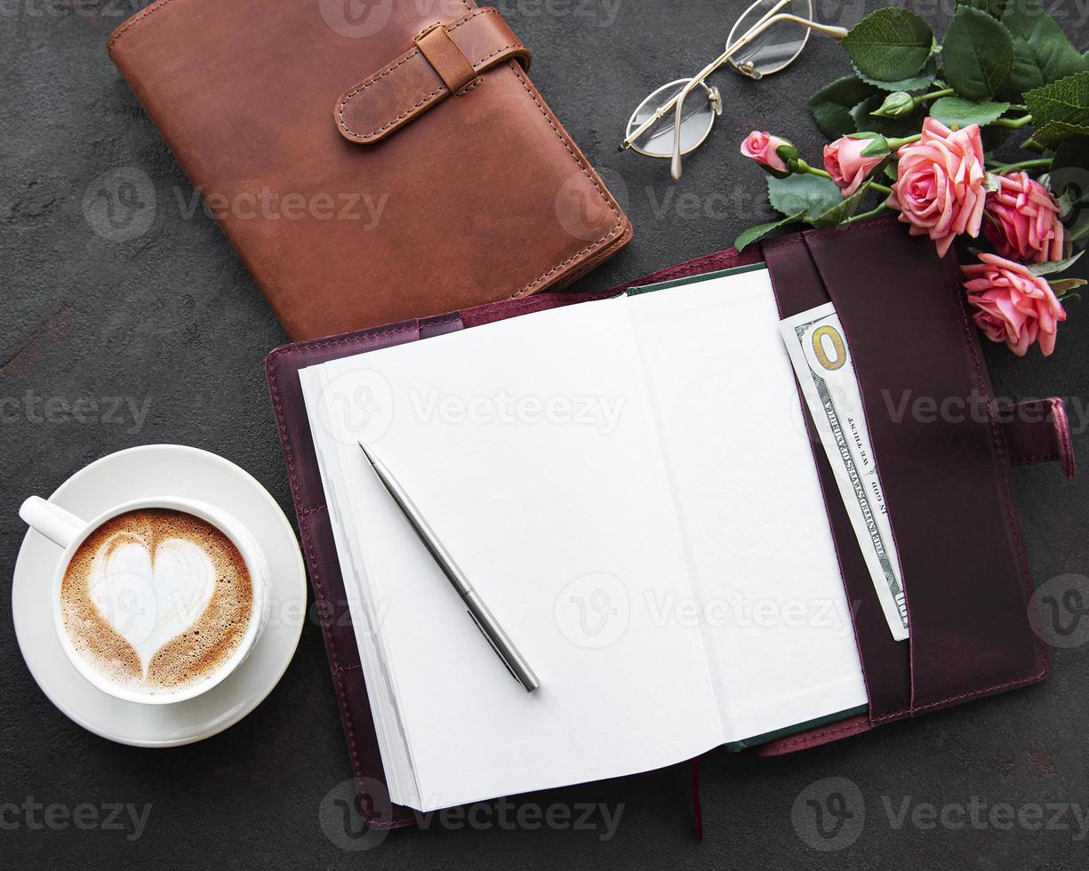 cadernos de couro e xícara de café foto