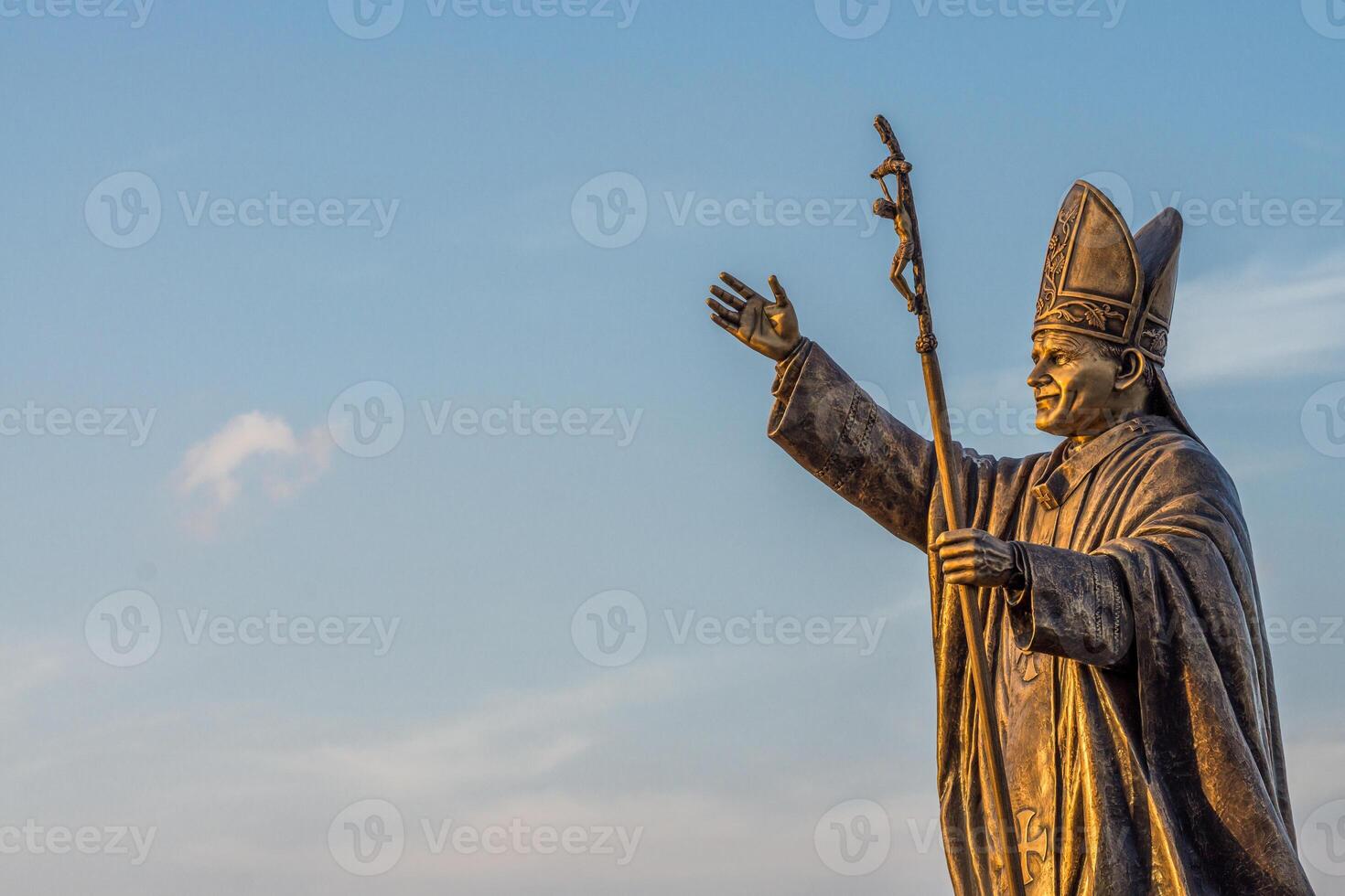 estátua do papa John Paulo ii às a st. Thomas montar nacional santuário dentro Chennai tiro durante a dourado hora. foto