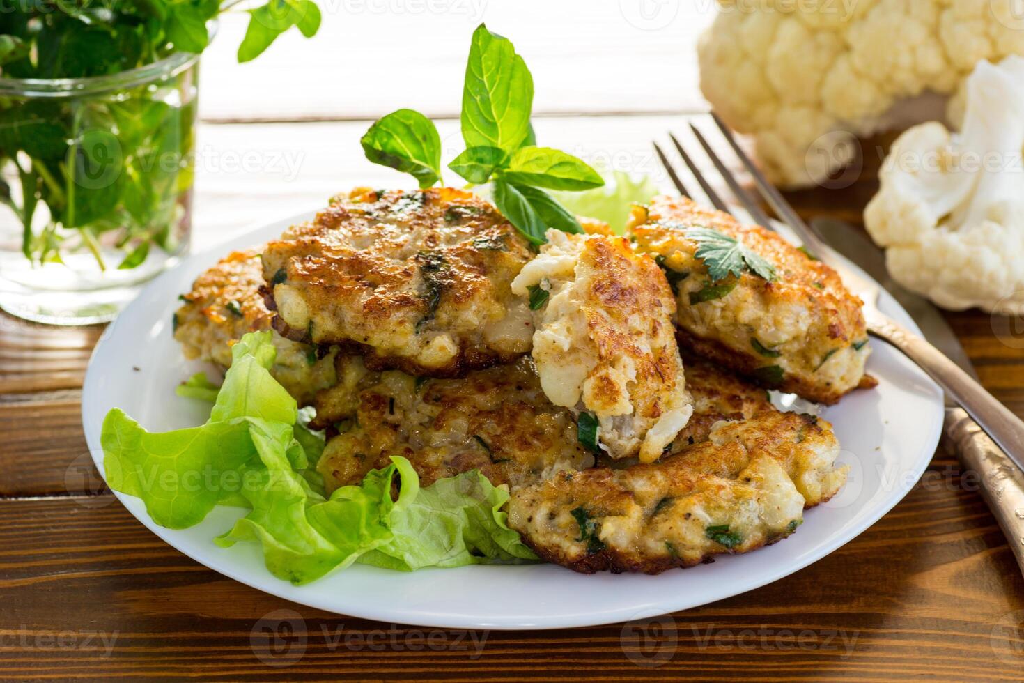 cozinhou vegetariano frito couve-flor costeletas dentro uma prato foto