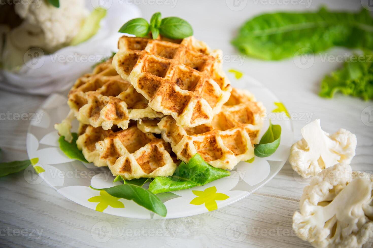 vegetal waffles cozinhou com couve-flor dentro uma prato foto