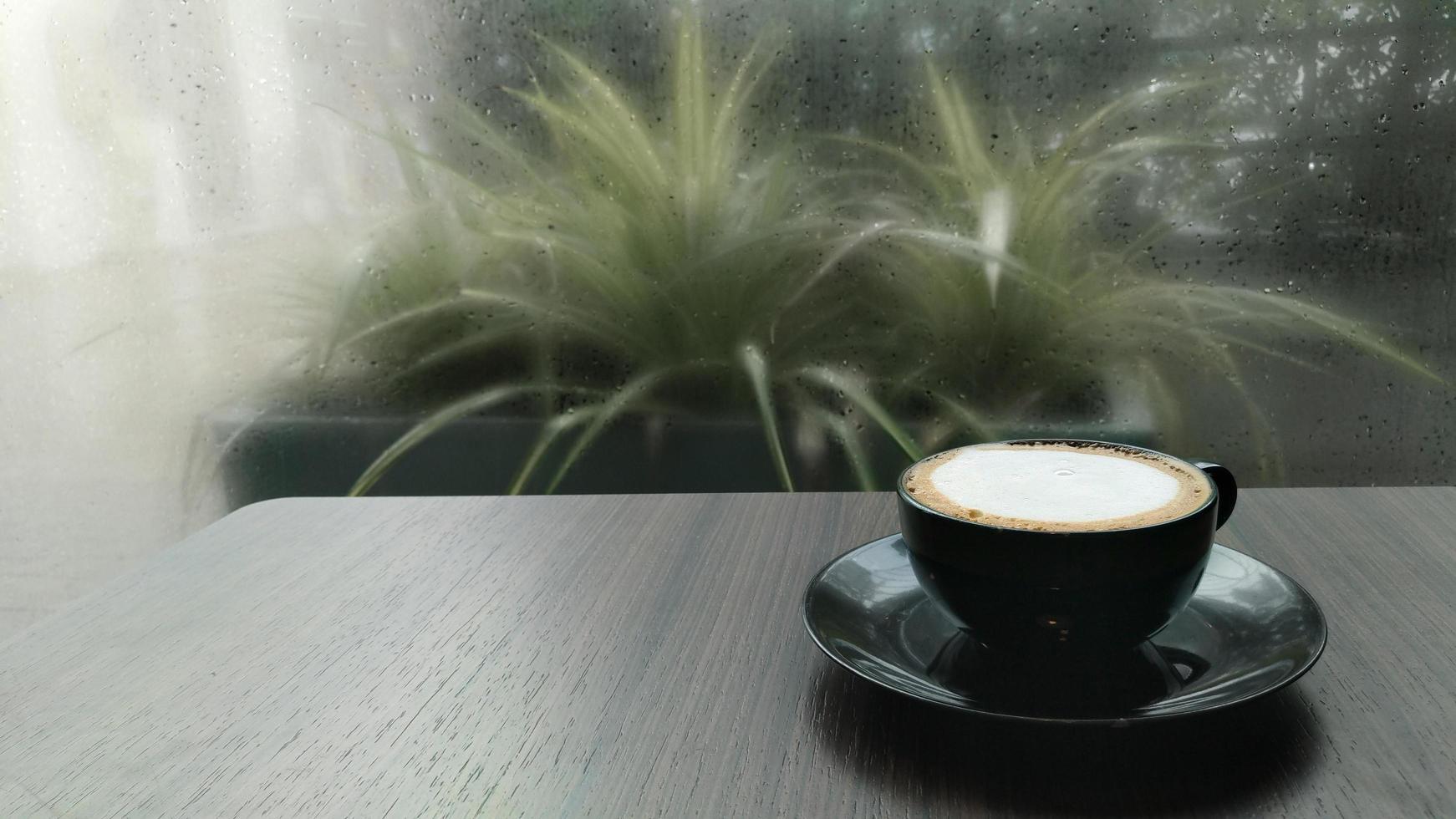 café com leite na mesa de madeira. foto