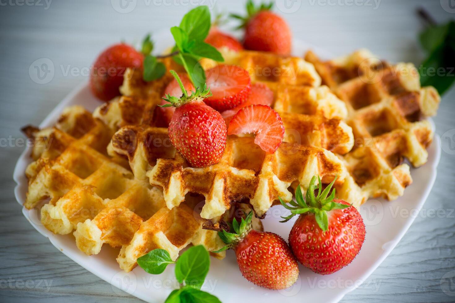 doce coalhada cozinhou waffles com fresco maduro morangos foto