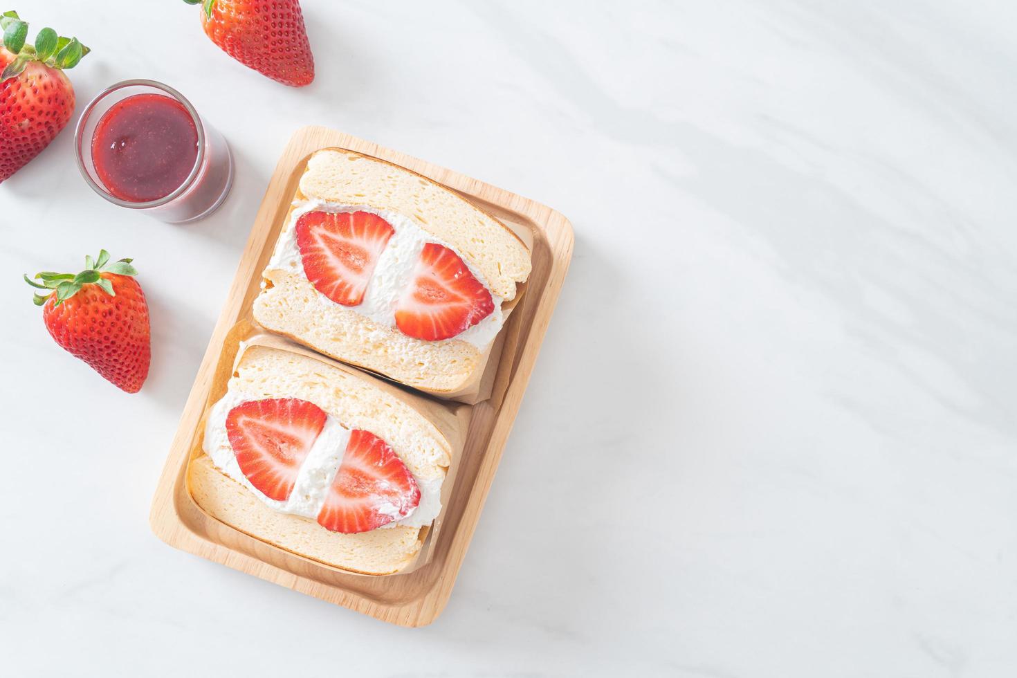 sanduíche de panqueca com creme de morango fresco foto