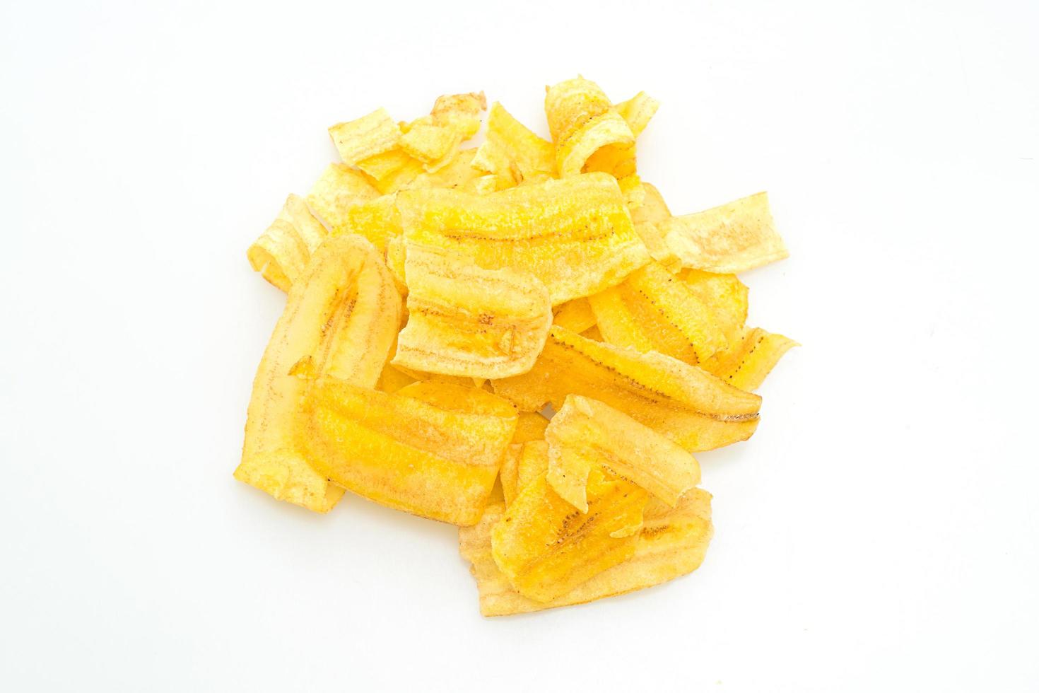 chips de banana no fundo branco foto