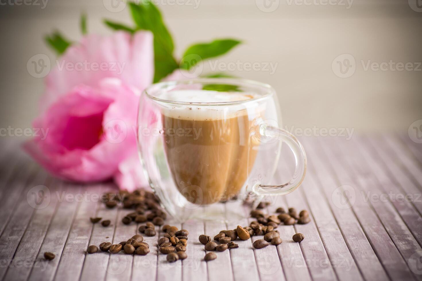 uma copo do quente café com leite com café feijões foto