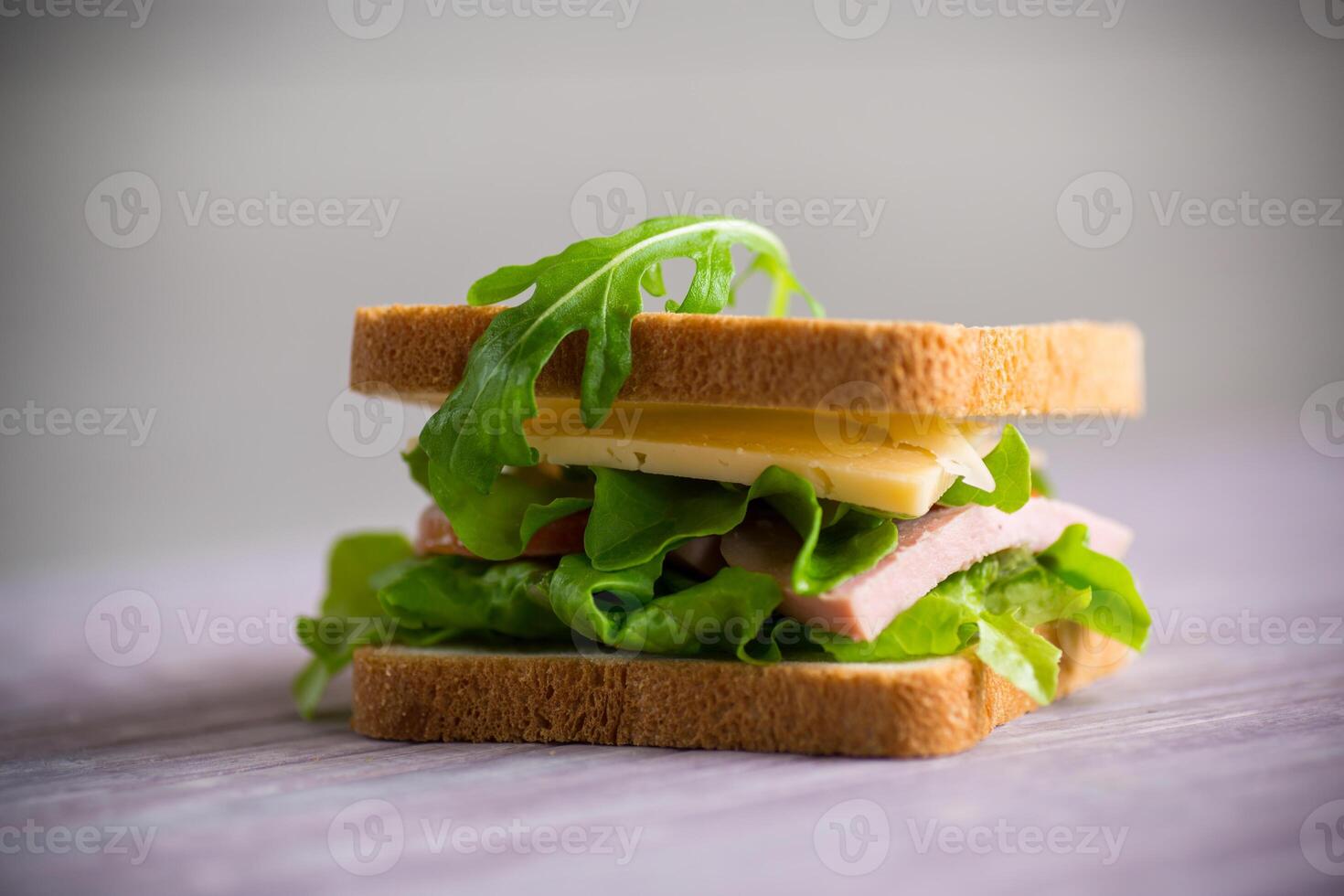 sanduíche com vários verdes, queijo, salsicha, tomate foto