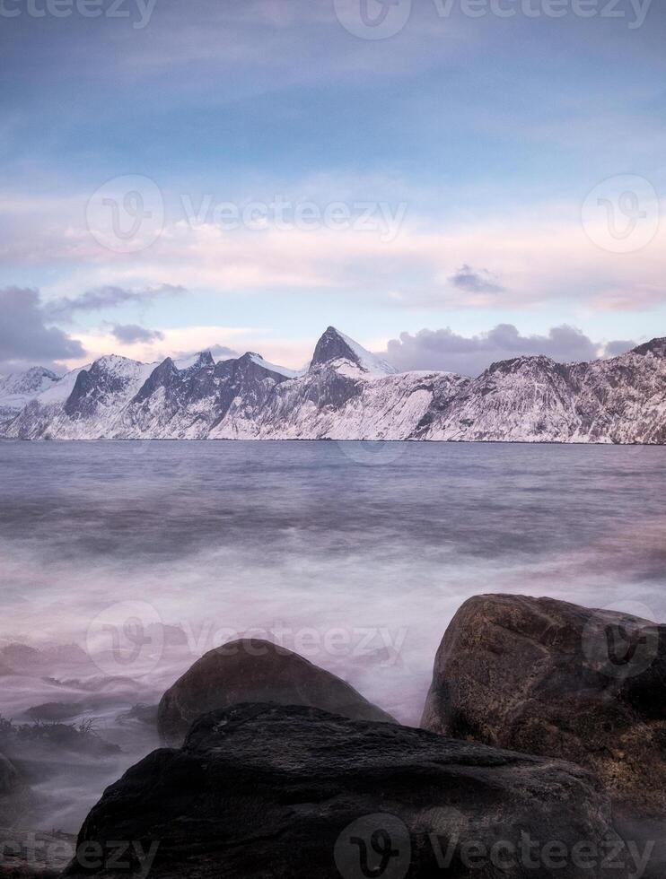 marinha segla montanha em litoral dentro inverno às senja ilha foto