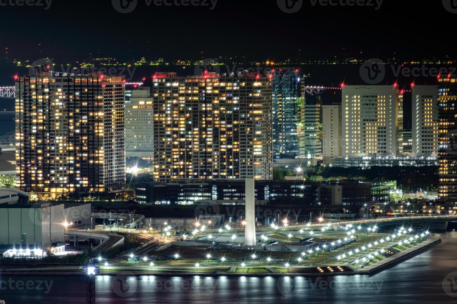 arranha-céu com escritório moderno construção com luz brilhar dentro economia Centro foto