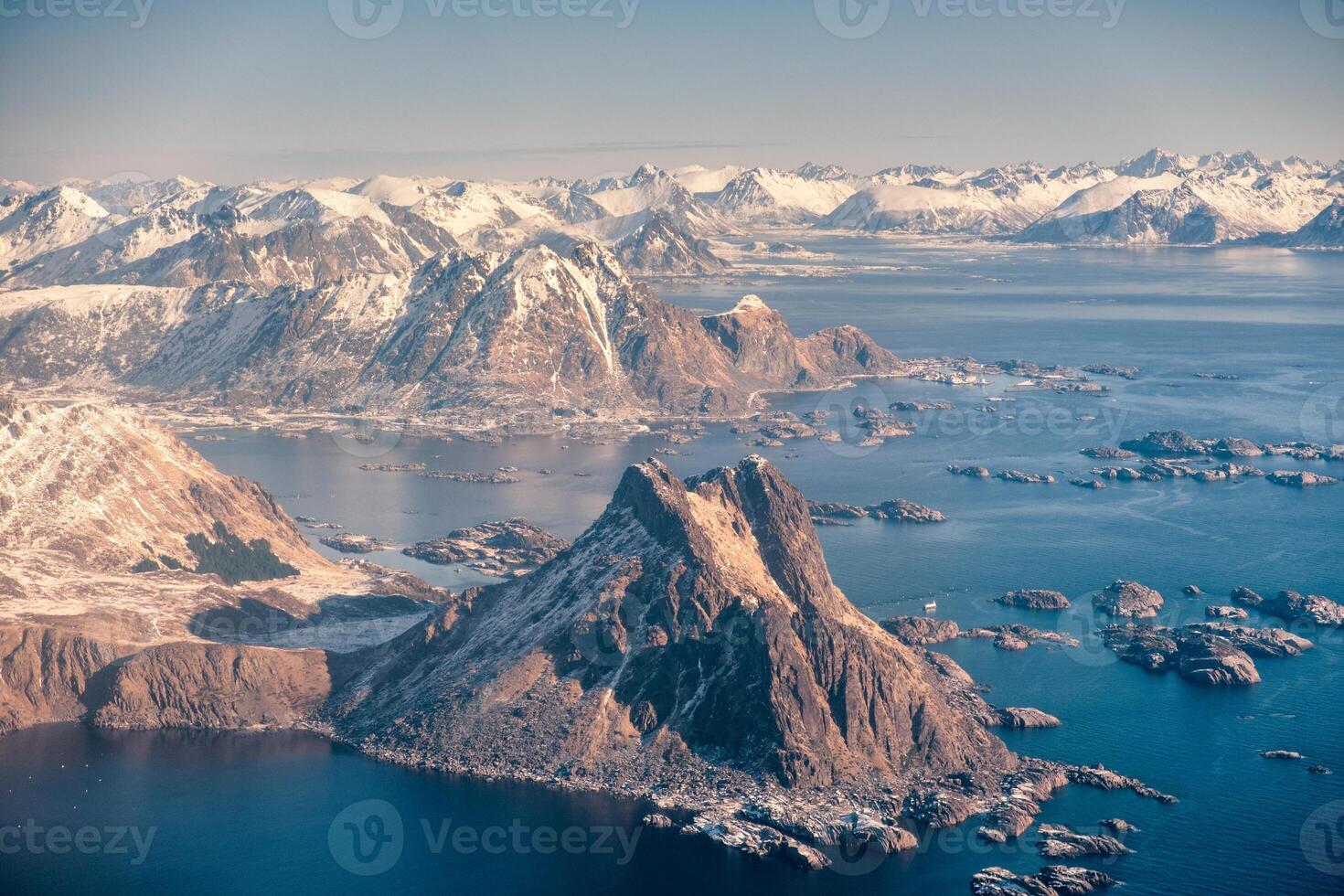 aéreo Visão do montanha em arquipélago dentro ártico círculo oceano foto