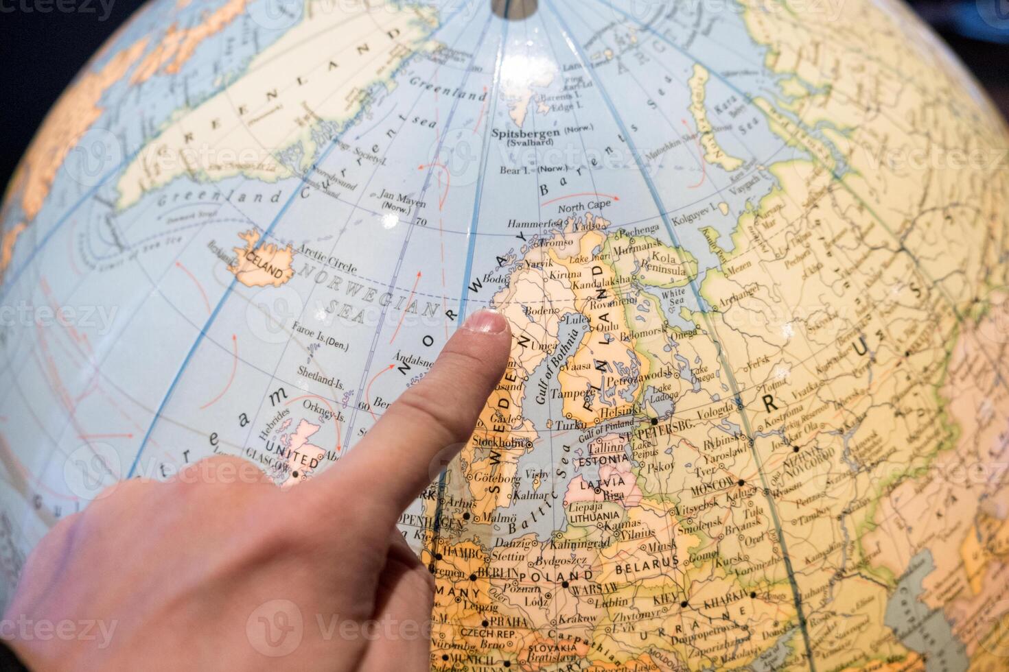 dedo apontando em mundo bola para planejamento viagem viagem foto