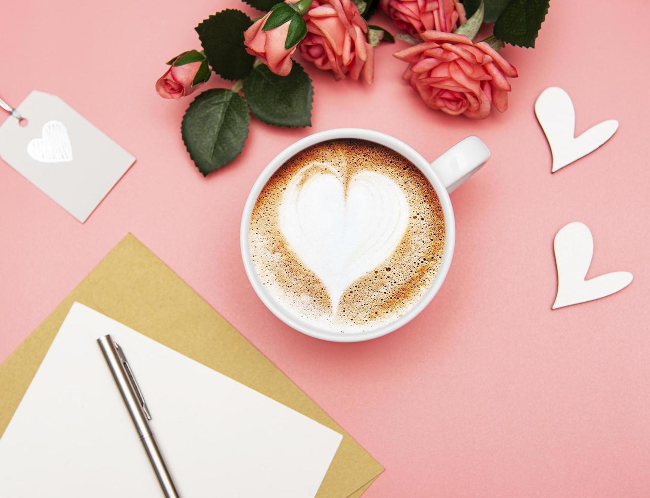 uma xícara de café com padrão de coração foto