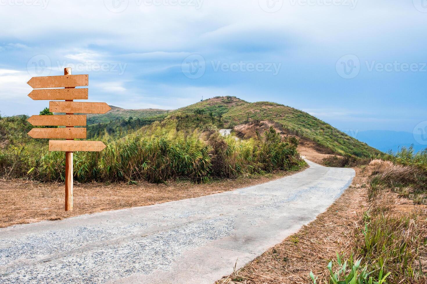 montanha Colina rural estrada com madeira tabuleta foto