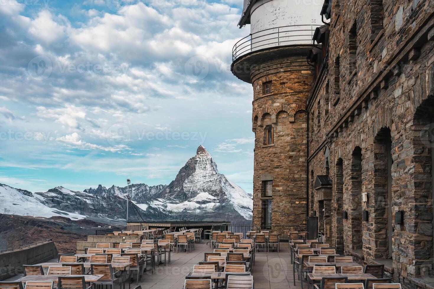 panorama restaurante pátio com matterhorn montanha às Suíça foto