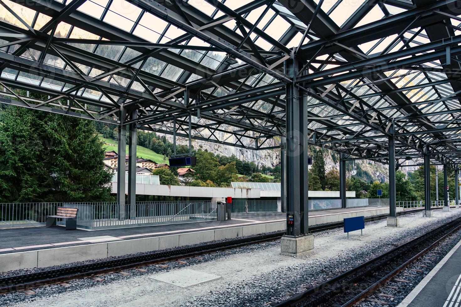 estrada de ferro rastrear estrutura às a plataforma estação dentro Suíça foto