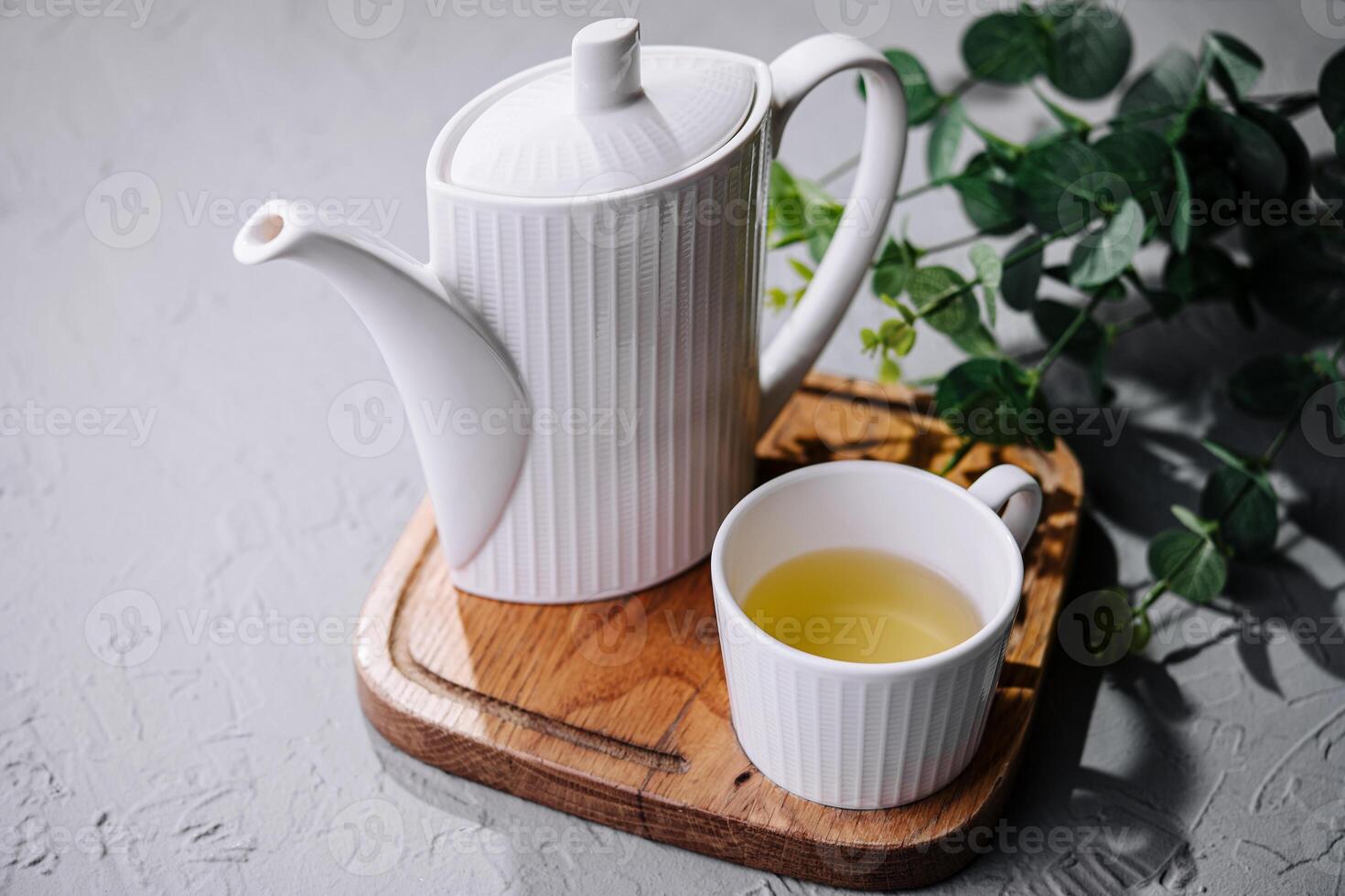 japonês verde chá dentro branco copo e chaleira foto