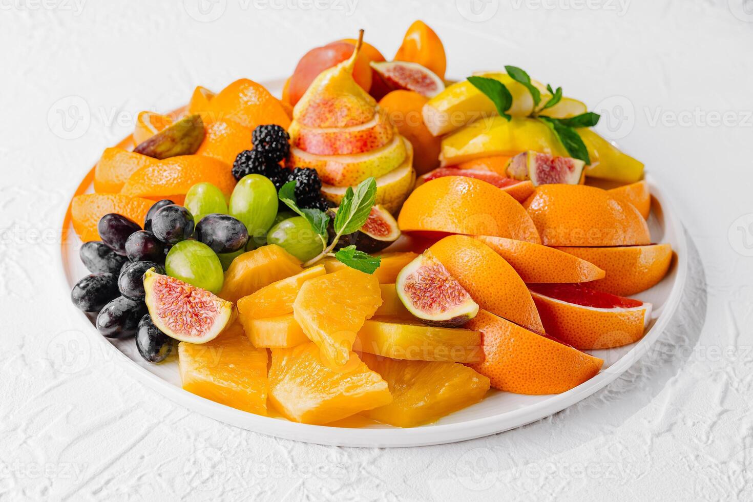 exótico frutas prato isolado em branco foto