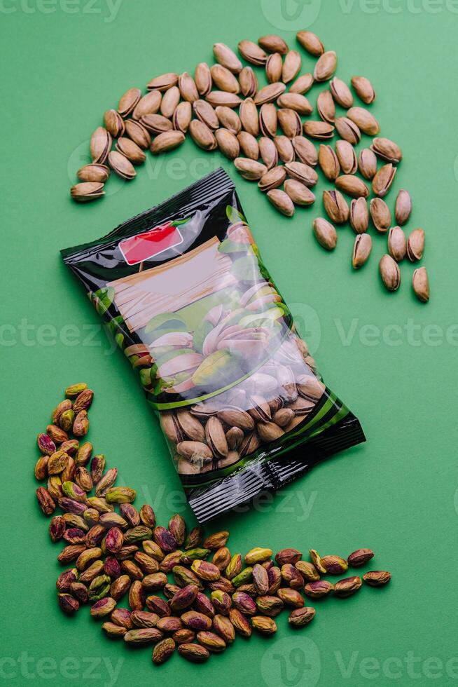 pistachios descascado e com casca e embalagem foto