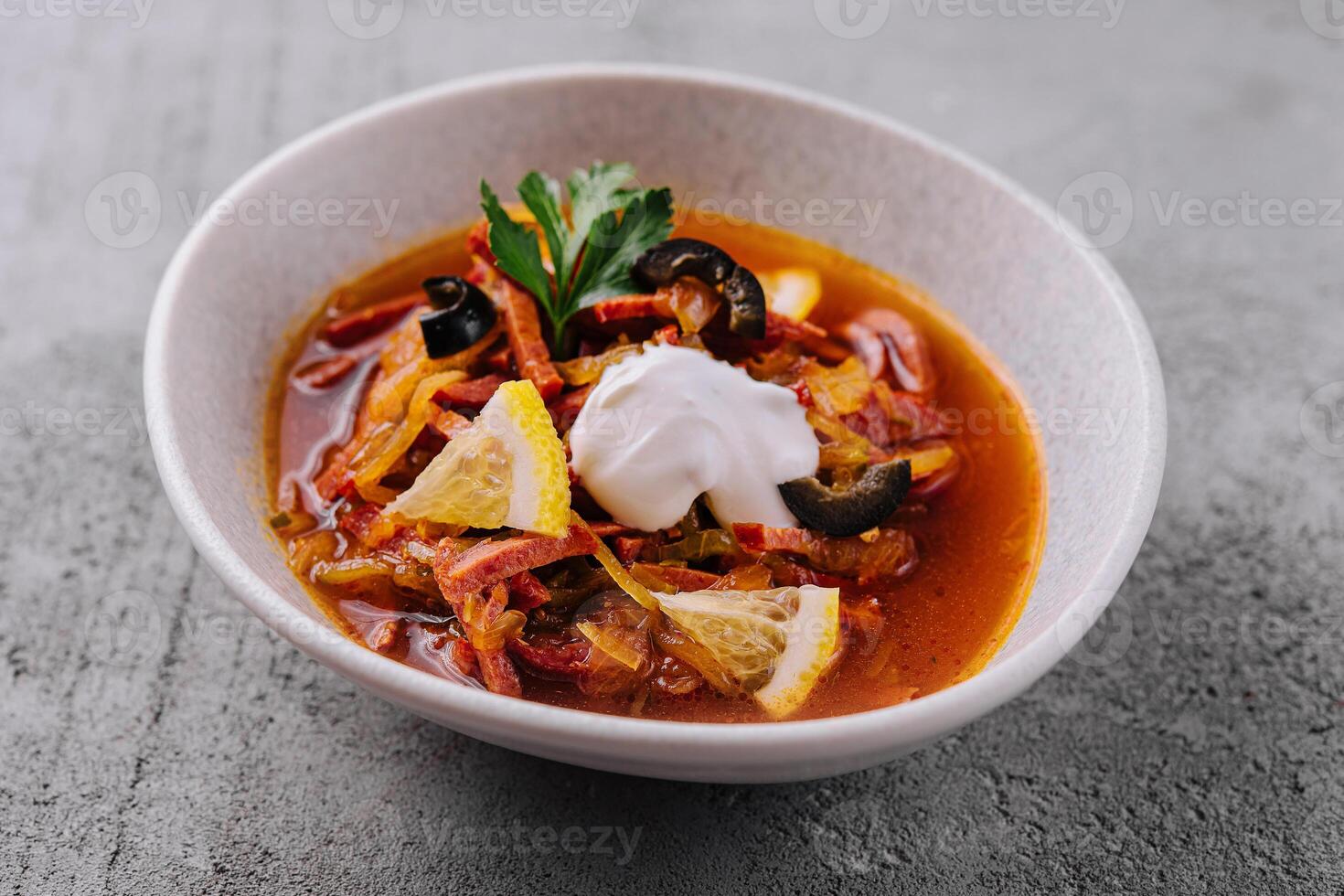 carne e sal sopa solyanka dentro tigela foto